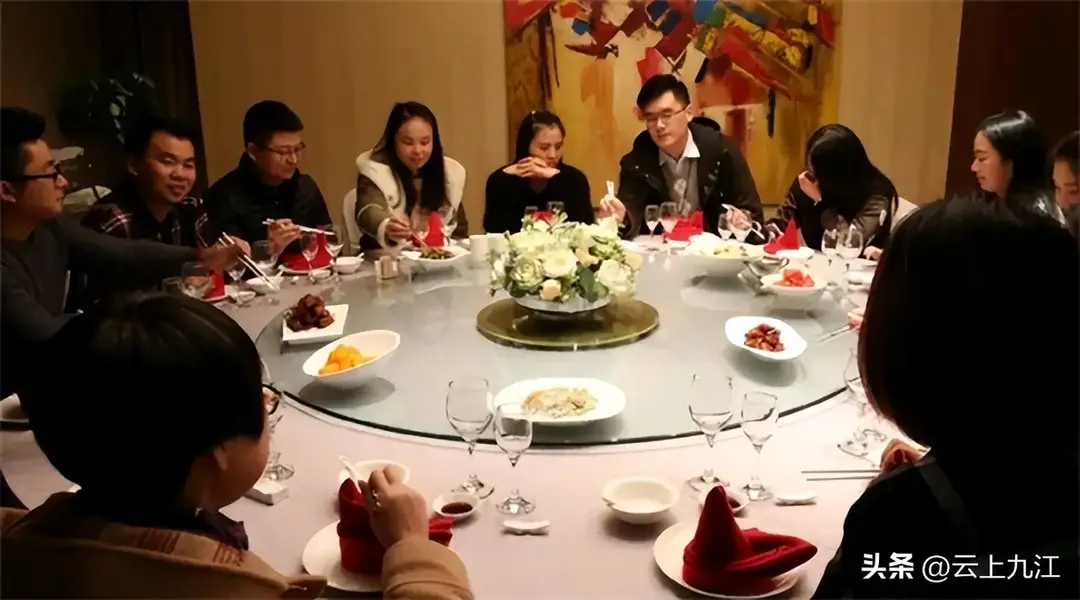 白酒销量持续下滑，当代年轻人为何不喝白酒？是不胜酒力么