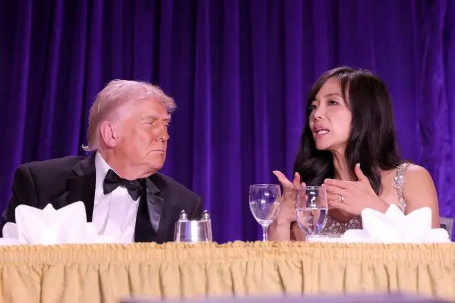 枪击案发生时，坐在特朗普旁边的华裔女记者是谁？